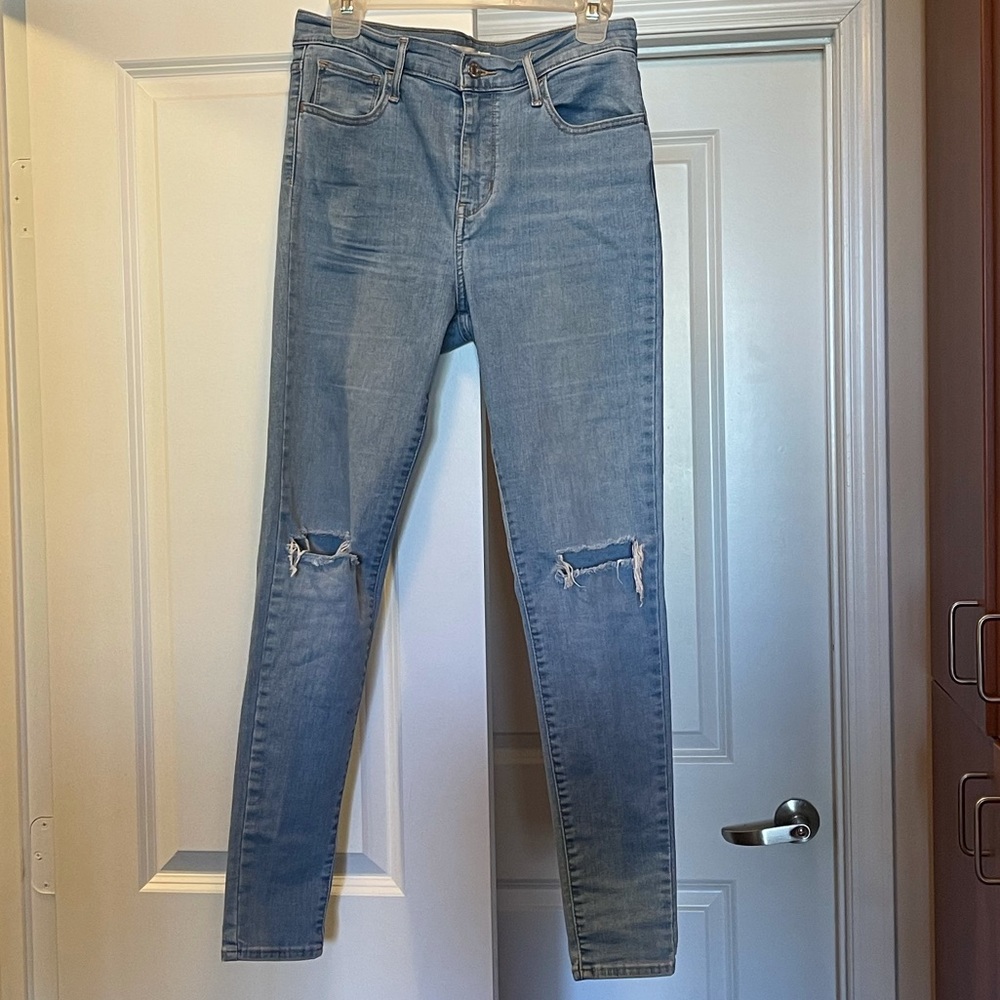 Light Washed Levi Skinny Jeans